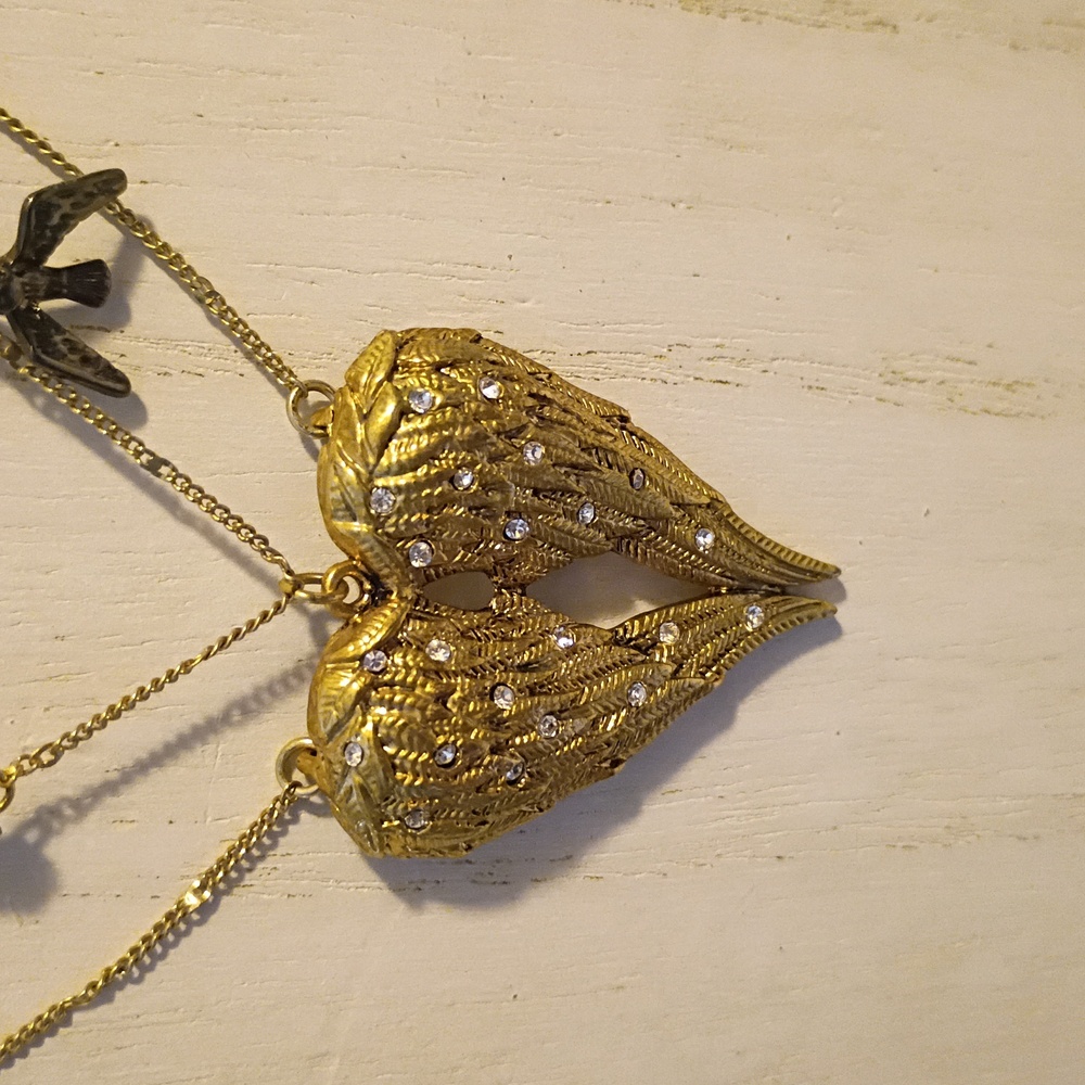 Betsey Johnson Angel Wing necklace - Picture 3 of 6
